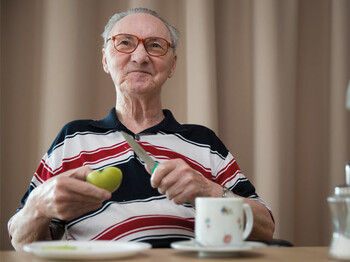 Demenz Tipp aus der Kategorie Essen/Trinken - Meine Angehörige isst nicht zu den Essenszeiten und auch immer weniger