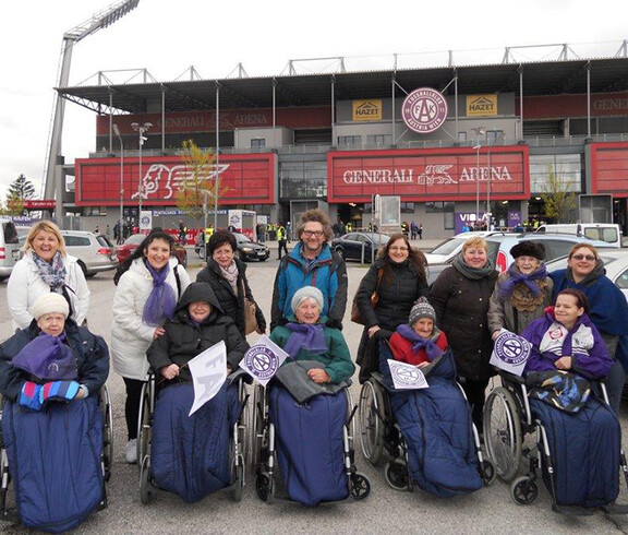 BewohnerInnen aus dem Haus St. Teresa beim Austria Fußballmatch