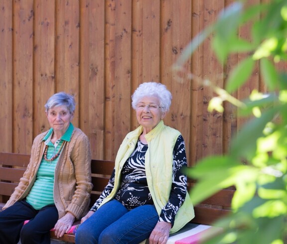 Zwei Bewohnerinnen in der Gartenlaube des Pflegewohnhauses St. Peter am Ottersbach.