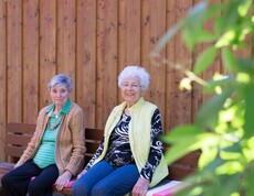 Zwei Bewohnerinnen in der Gartenlaube des Pflegewohnhauses St. Peter am Ottersbach.