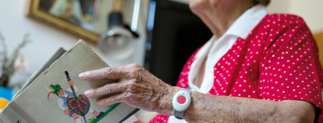 Ältere Dame mit Sender am Handgelenk