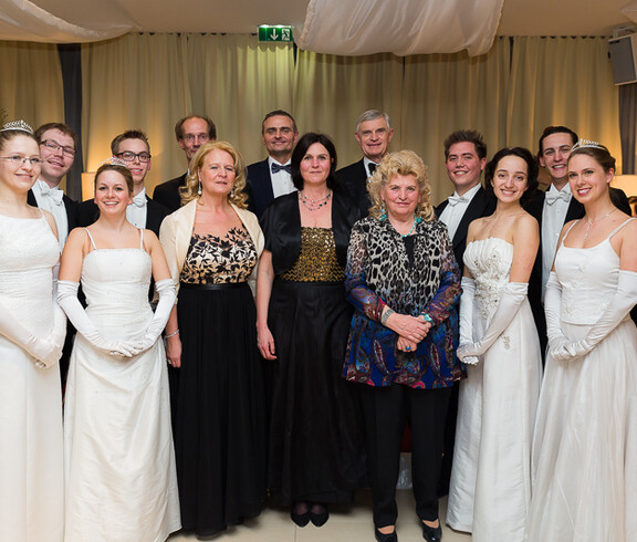 Debütantenpaare der Tanzschule Elmayer gemeinsam mit (2. Reihe) Christian Klein, Michael Huber, Thomas Schäfer-Elmayer, und (1. Reihe) Ilse Frisch, Barbara Wiesbauer-Kriser, Bezirksseniorenbeauftragte Margarete Pelikan