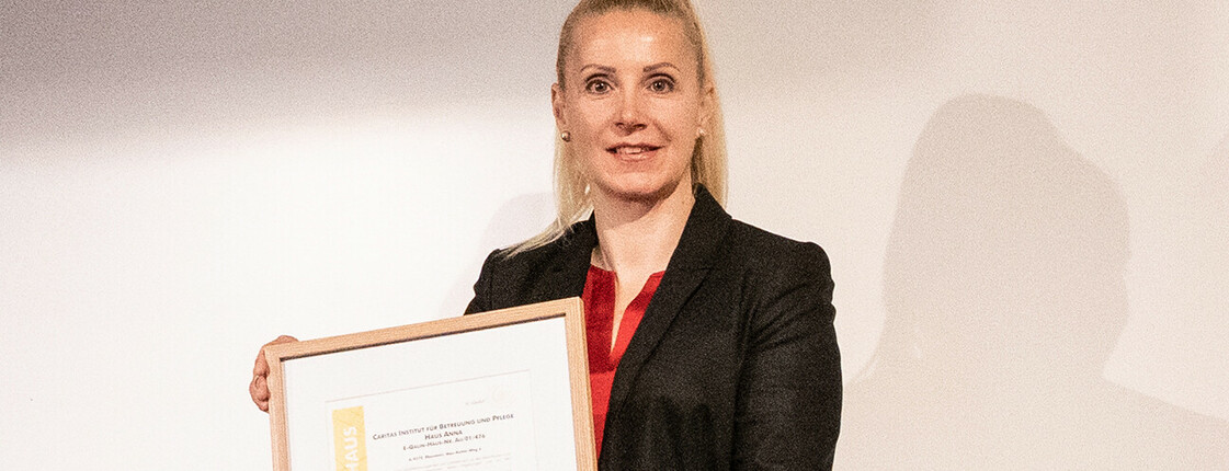 Bereichsleiterin Donata Rössler-Merlin hält das E-Qalin-Zertifikat für das Haus in Eberstein in den Händen.