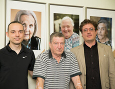 Fotoausstellung "Von Angesicht zu Angesicht" im Haus St. Bernadette: Dipl.-Krankenpfleger und Fotograf Christian Storzer mit Bewohner und Hausleiter Mustafa Salkovic.