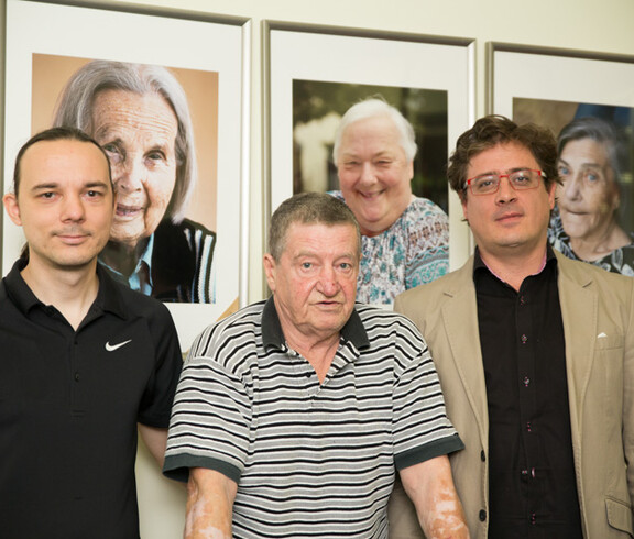 Fotoausstellung "Von Angesicht zu Angesicht" im Haus St. Bernadette: Dipl.-Krankenpfleger und Fotograf Christian Storzer mit Bewohner und Hausleiter Mustafa Salkovic.