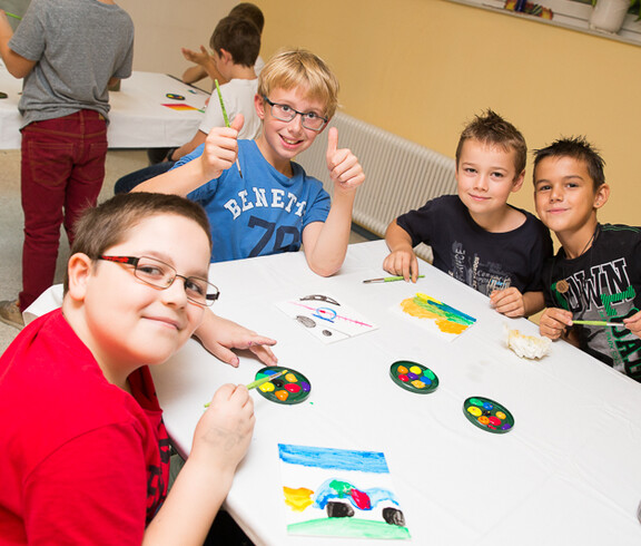 Schüler der 4. Klasse, Volksschule Celtesgasse, beim Malen im Haus Franz Borgia