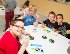 Schüler der 4. Klasse, Volksschule Celtesgasse, beim Malen im Haus Franz Borgia