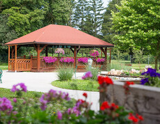 Lauschiger Pavillon im Garten des Hauses St. Bernadette