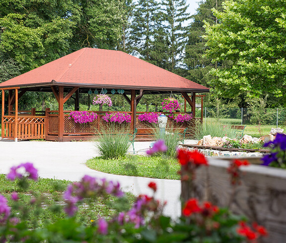 Lauschiger Pavillon im Garten des Hauses St. Bernadette