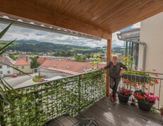 Terrasse mit Bewohnerin