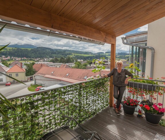 Terrasse mit Bewohnerin