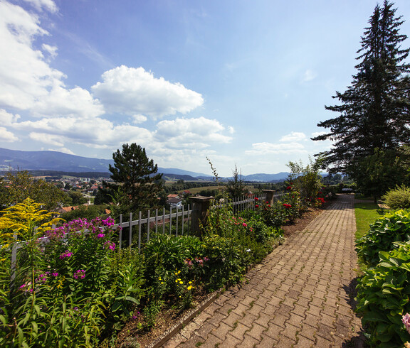 Bäume und bunte Sträucher befinden sich in unserer schönen Gartenanlage, welche auch einen tollen Ausblick auf die Landschaft wirft.