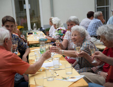 Familie Summer mit Familie Kitzler am gemeinsamen Feiern!