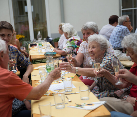 Familie Summer mit Familie Kitzler am gemeinsamen Feiern!