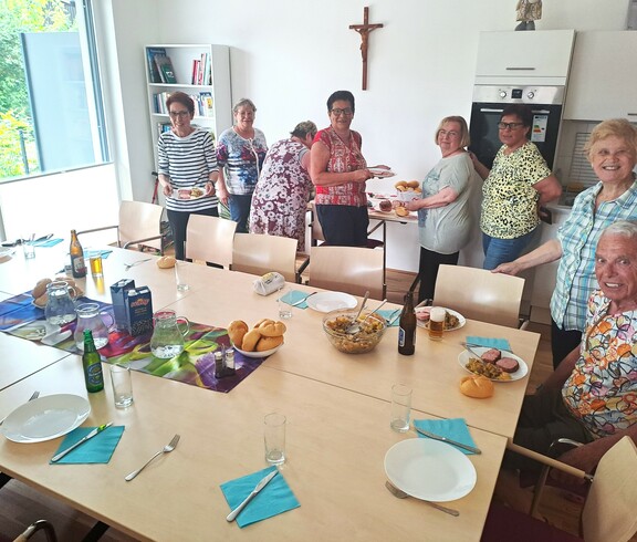 Bewohner*innen beim gemeinsamen Essen