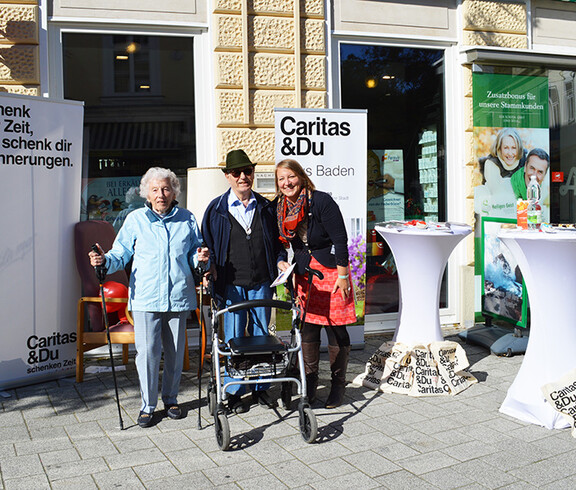 Petra Mühlberger (Hausleiterin Haus Baden) mit zwei Hausbewohnern beim Infostand zum Tag der offenen Tür. 