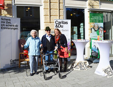 Petra Mühlberger (Hausleiterin Haus Baden) mit zwei Hausbewohnern beim Infostand zum Tag der offenen Tür. 