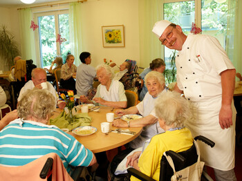 Demenz Tipp zu - Essen verweigern : Caritas Pflege