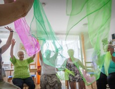 Bewohnerinnen mit bunten Tüchern