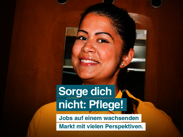 Eine junge Dame im orangenen Caritas-T-Shirt lächelt in die Kamera, sie steht in einem Aufzug. Text im Bild: "Sorge dich nicht: Pflege! Jobs auf einem wachsenden Markt mit vielen Perspektiven"