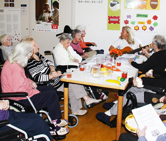 Singstunde beim Tag der offenen Tür im Haus St. Klemens