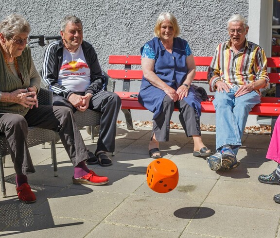 Ball spielen im Garten