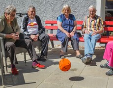 Ball spielen im Garten