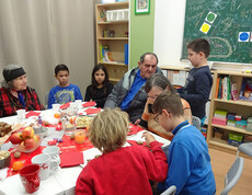 Bewohnerinnen aus dem Haus Schönbrunn besuchen die Kindergruppe "Spaßfabrik"