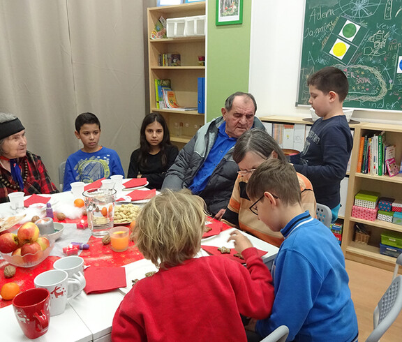 Bewohnerinnen aus dem Haus Schönbrunn besuchen die Kindergruppe "Spaßfabrik"