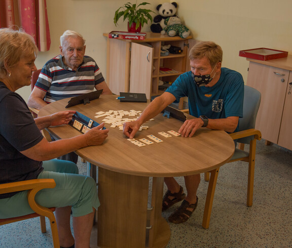 Freiwillige kommen regelmäßig ins Haus zu Spielenachmittagen, Spaziergängen oder Besuchen.