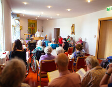 Eine Heilige Messe wird mit Pfarrer und Bewohner*innen des Pflegewohnhaus Haus Martha in Klagenfurt in der hauseigenen Kapelle gefeiert.