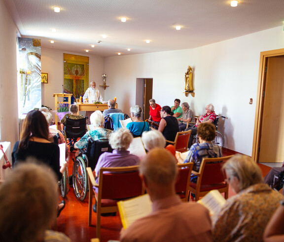 Eine Heilige Messe wird mit Pfarrer und Bewohner*innen des Pflegewohnhaus Haus Martha in Klagenfurt in der hauseigenen Kapelle gefeiert.