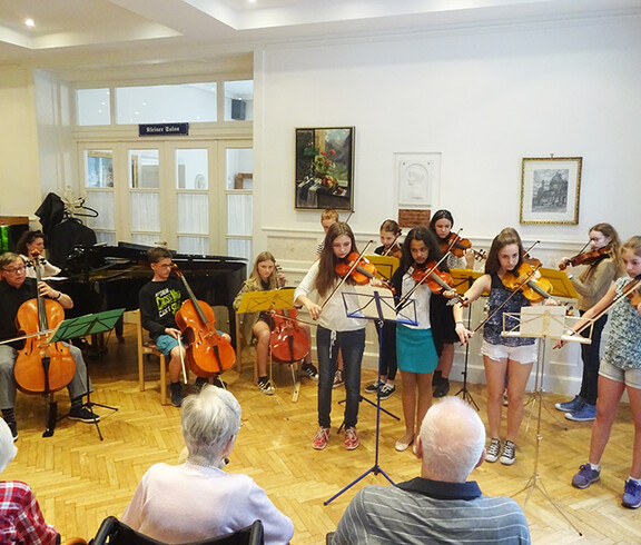 Eine Klasse des Musikgymnasium in Münster erfreute die BewohnerInnen im Haus Schönbrunn mit einem schwungvollen Konzert.