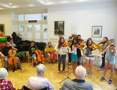 Eine Klasse des Musikgymnasium in Münster erfreute die BewohnerInnen im Haus Schönbrunn mit einem schwungvollen Konzert.