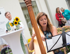 Musikerin Stefanie Bramböck an der Harfe