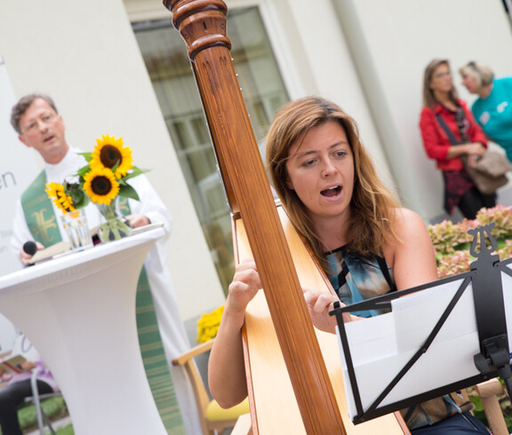 Musikerin Stefanie Bramböck an der Harfe