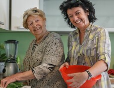 Bewohnerin und Betreuerin beim Kochen