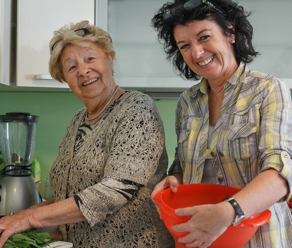 Bewohnerin und Betreuerin beim Kochen