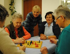 Bewohnergruppe spielt