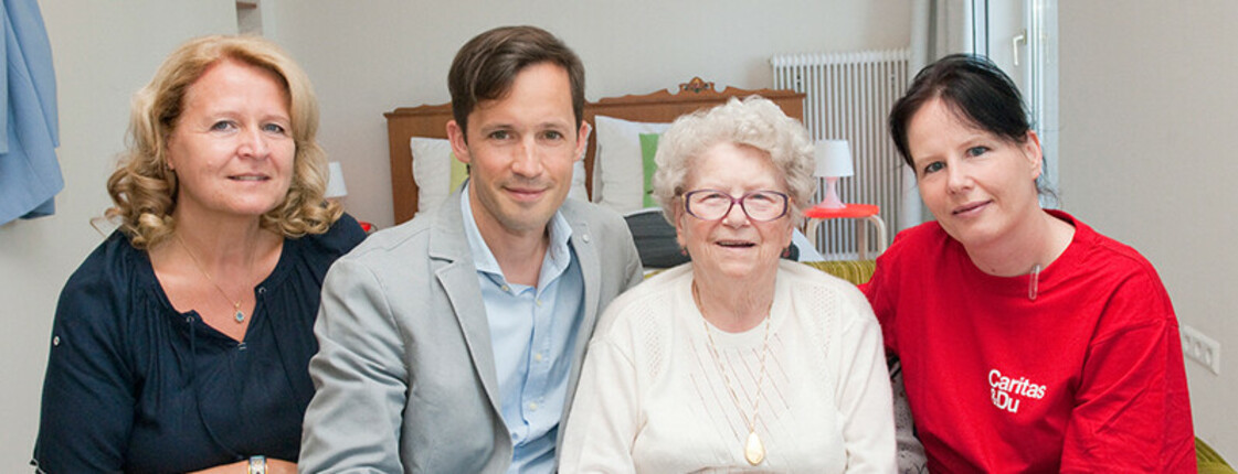 v.l.n.r. Ilse Frisch (Pflegedienstleiterin Caritas Pflege Wien), Klaus Schwertner (Generalsekretär Caritas Wien), Hermine Hnelozub (Kundin der Caritas Pflege Zuhause NÖ), Ulrike Grüner (Caritas Pflege Zuhause am Tabor)