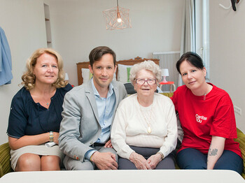 v.l.n.r. Ilse Frisch (Pflegedienstleiterin Caritas Pflege Wien), Klaus Schwertner (Generalsekretär Caritas Wien), Hermine Hnelozub (Kundin der Caritas Pflege Zuhause NÖ), Ulrike Grüner (Caritas Pflege Zuhause am Tabor)