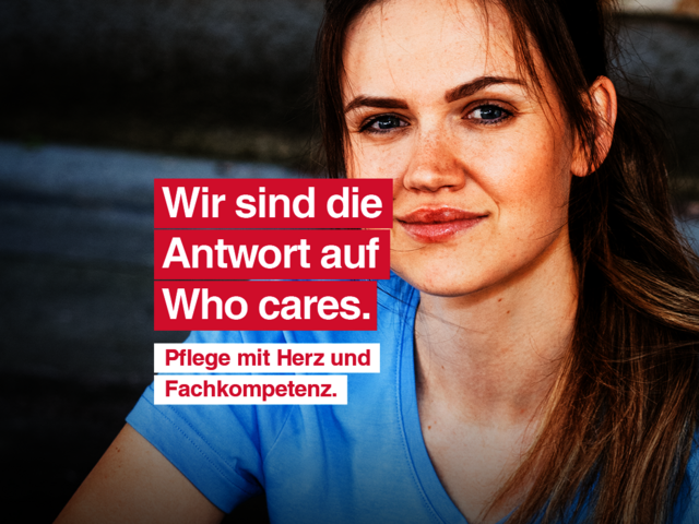 Eine junge Frau mit braunen langen Haaren und Pferdeschwanz sitzt auf einer Stiege, sie trägt ein hellblaues T-Shirt mit Caritas Logo und lächelt in die Kamera. Text im Bild: "Wir sind die Antwort auf Who cares. Pflege mit Herz und Fachkompetenz."