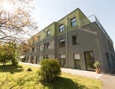 Der Blick auf die ruhige Hinterseite des Caritas-Pflegewohnhauses St. Peter am Ottersbach.