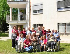 Gruppenfoto beim Maibaumaufstellen im Caritas Haus Elisabeth in Rechnitz