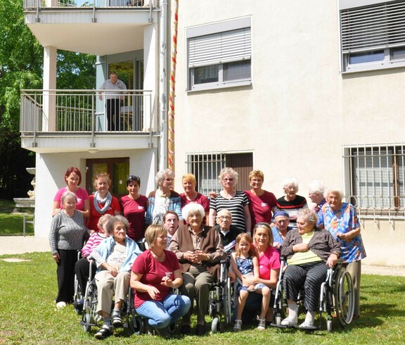 Gruppenfoto beim Maibaumaufstellen im Caritas Haus Elisabeth in Rechnitz