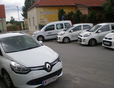 Das Team der Caritas Pflege Zuhause in Hohenau freut sich über neue Fahrzeuge.