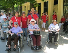 Gruppenfoto von Bewohner*innen vom Haus St. Martin, welche gemeinsam mit Betreuer*innen im roten Caritas-T-Shirts in Schönbrunn unterwegs sind.