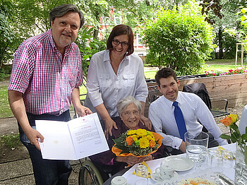 Frau Schmid, Bewohnerin im Caritas Haus Schönbrunn, feierte ihren Geburtstag