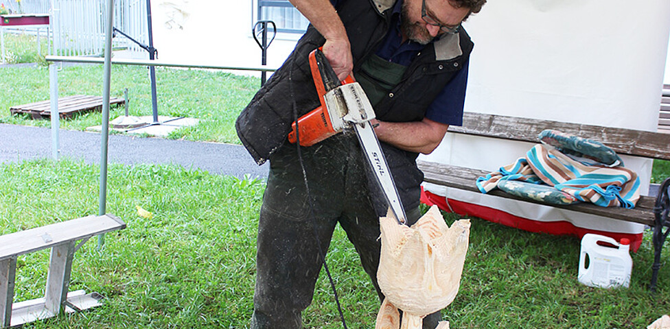 Mitarbeiter und Holzexperte Manfred Fucac beim Schnitzen mit Kettensäge