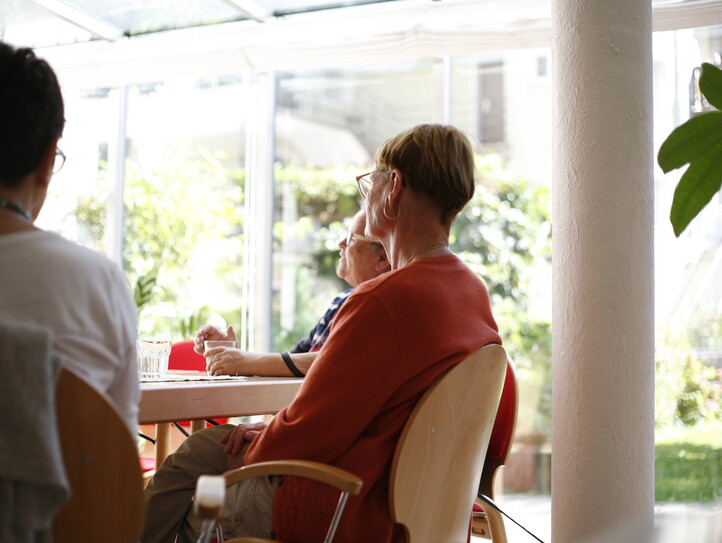 Drei Frauen bei einer Gesprächsrunde für pflegende Angehörige